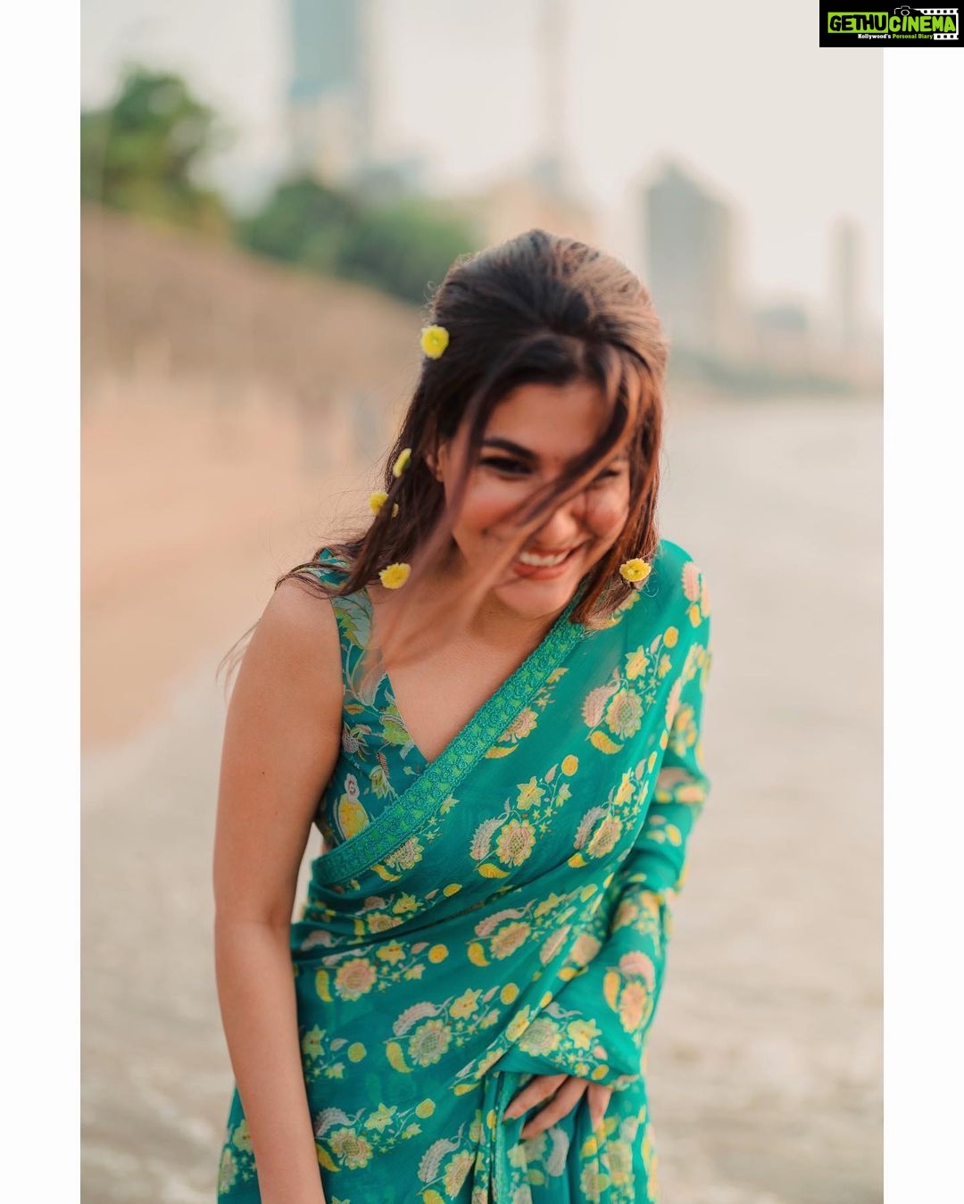 Shreya Dhanwanthary Instagram - SD x Joseph Radhik x Mrunalini Rao . Styled by @utkarshamishra_ Hair by @antergallactic Agency: @lovestruckcowhq Saree: @uri.india Jewellery: @blingthingstore Styling intern: @sana_khan028