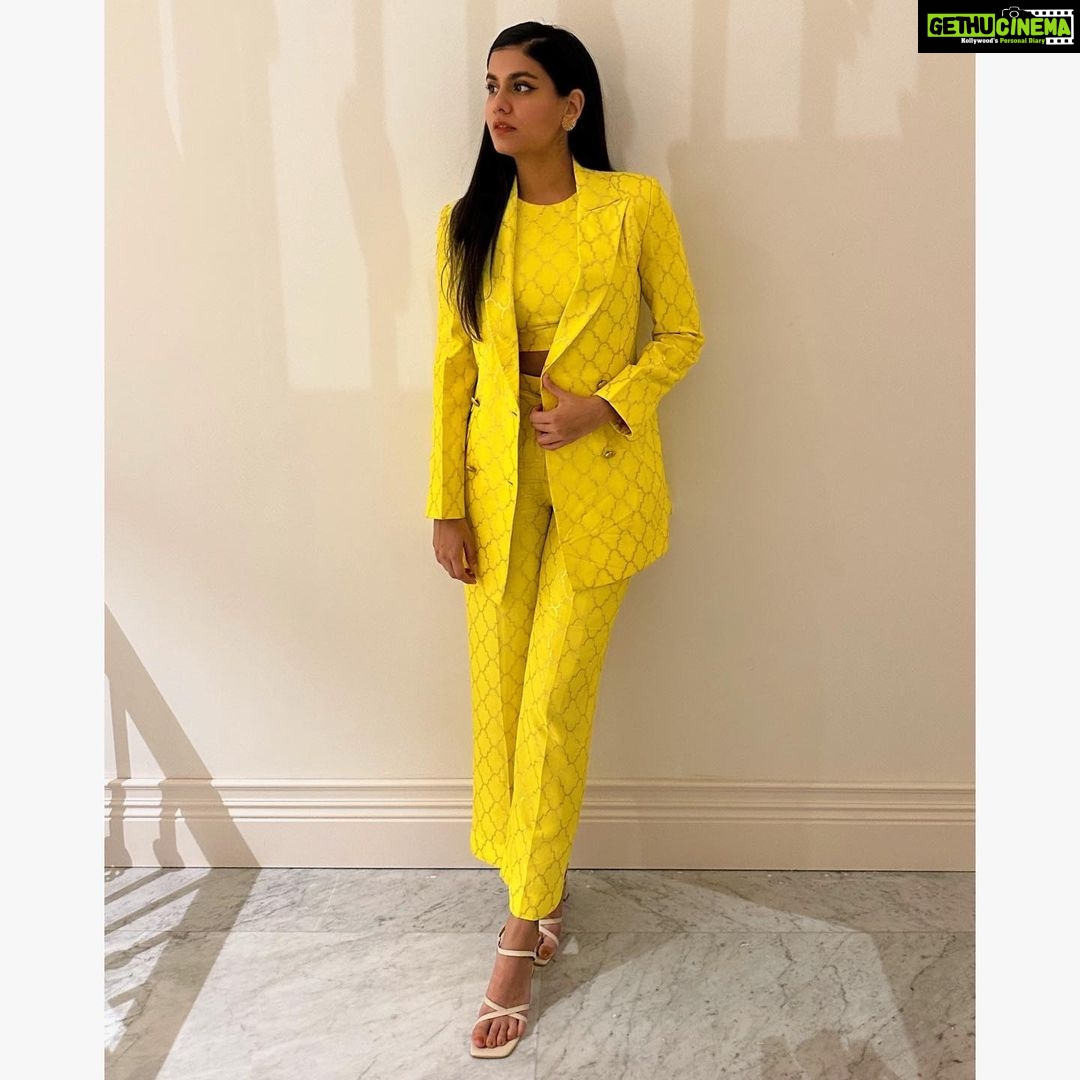 Shreya Dhanwanthary Instagram - HUBLOT x FIFA . @hublot @hublot_mumbai Photographed by @vegatron3 Styled by @utkarshamishra_ & assisted by @_komal____ Suit: @ranbirmukherjeeofficial Jewellery: @romanarsinghaniofficial Footwear: @regalshoes.in