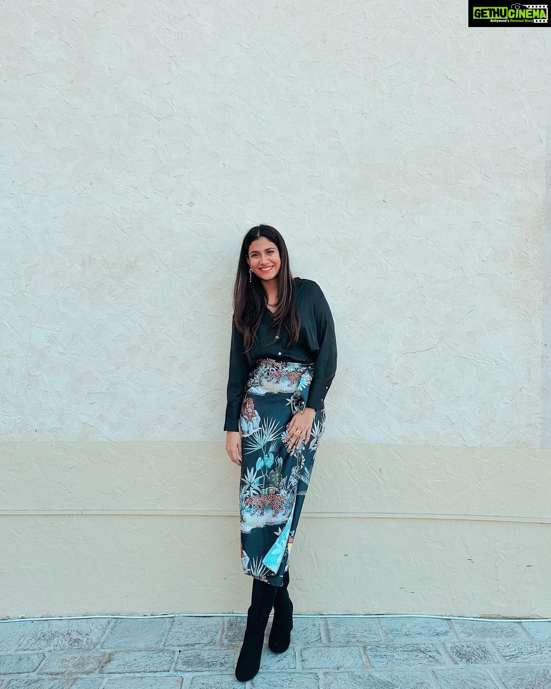 Shreya Dhanwanthary Instagram - HUBLOT x FIFA . @hublot @hublot_mumbai Photographed by @vegatron3 Styled by @utkarshamishra_ & assisted by @_komal____ Skirt: @shop.arrasa Shirt: @zara Shoes: @regalshoes.in Earrings: @the_loom_art @gateway.pr Ring: @romanarsinghaniofficial