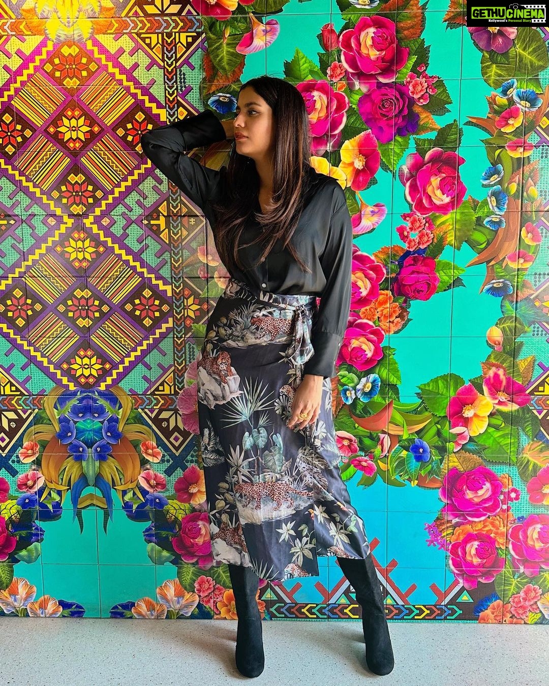 Shreya Dhanwanthary Instagram - HUBLOT x FIFA . @hublot @hublot_mumbai Styled by @utkarshamishra_ & assisted by @_komal____ Skirt: @shop.arrasa Shirt: @zara Shoes: @regalshoes.in Earrings: @the_loom_art @gateway.pr Ring: @romanarsinghaniofficial