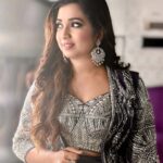 Shreya Ghoshal Instagram - That day in chennai. For @behindwoodsofficial Outfit: @emiraasbyindrani Earrings- @azotiique Rings - @shhimmerz_jewellery Stylist: @stylebysaachivj Team: @styledbynikinagda @stylebyniti @sanzimehta777