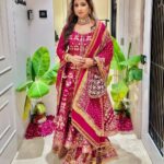 Shreya Ghoshal Instagram - Shaadi season🌺 Outfit: @shakuntlamxclusif Jewellery: @popley.eternal Bag: @eena.official x @tlmconsultancy Stylist: @stylebysaachivj Asst.: @styledbynikinagda @stylebyniti @sanzimehta777