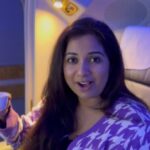 Shreya Ghoshal Instagram – On the way to the US, sipping on some coffee mid air .. With my little one in my lap this time.. the whole SG live team is all pumped up.. See you in your city! 😎
#20yearsofsg #shreyaghoshalliveinconcert #USA