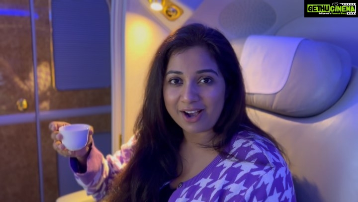 Shreya Ghoshal Instagram - On the way to the US, sipping on some coffee mid air .. With my little one in my lap this time.. the whole SG live team is all pumped up.. See you in your city! 😎 #20yearsofsg #shreyaghoshalliveinconcert #USA