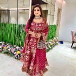 Shreya Ghoshal Instagram - Shaadi season🌺 Outfit: @shakuntlamxclusif Jewellery: @popley.eternal Bag: @eena.official x @tlmconsultancy Stylist: @stylebysaachivj Asst.: @styledbynikinagda @stylebyniti @sanzimehta777