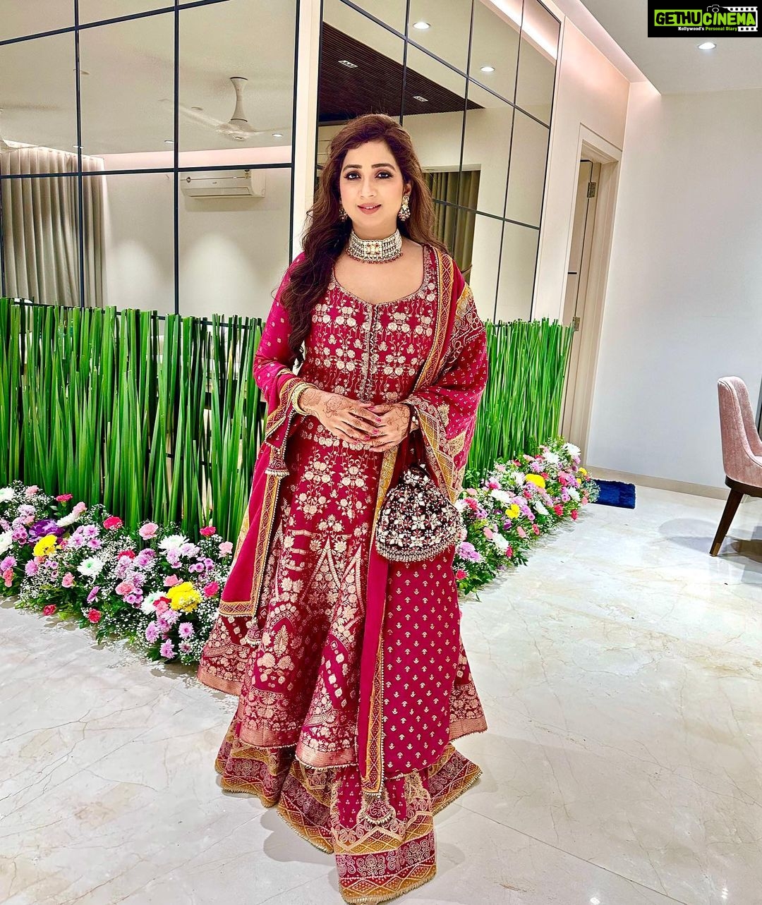 Shreya Ghoshal Instagram - Shaadi season🌺 Outfit: @shakuntlamxclusif Jewellery: @popley.eternal Bag: @eena.official x @tlmconsultancy Stylist: @stylebysaachivj Asst.: @styledbynikinagda @stylebyniti @sanzimehta777