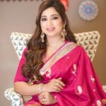 Shreya Ghoshal Instagram - Mi Kashi Diste? 😋 Outfit: @raw_mango Jewellery: @popley.eternal Stylist: @stylebysaachivj Team: @styledbynikinagda @sanzimehta777 @stylebyniti Hair: @maggie_hairstylists1989 Photographer: @propixer
