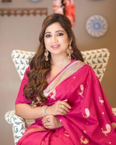 Shreya Ghoshal Instagram - Mi Kashi Diste? 😋

Outfit: @raw_mango
Jewellery: @popley.eternal
Stylist: @stylebysaachivj
Team: @styledbynikinagda @sanzimehta777 @stylebyniti
Hair: @maggie_hairstylists1989 
Photographer: @propixer
