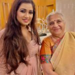 Shreya Ghoshal Instagram - Remembering the memorable night at @infosys 40 years celebration.. spent time with a room full of inspiring people I look up to. #SudhaMurthy ma’am you bring light and love in all our lives with your personality, zest and energy ♥️♥️ Thank you for your encouraging words to me #NarayanaMurthy ji @divakarunichitra ji #SalilParekh ♥️🙏🏻 Outfit: @midushibajorialabel Jewellery: @azotiique Stylist: @stylebysaachivj Asst.: @styledbynikinagda
