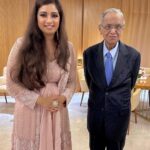 Shreya Ghoshal Instagram - Remembering the memorable night at @infosys 40 years celebration.. spent time with a room full of inspiring people I look up to. #SudhaMurthy ma’am you bring light and love in all our lives with your personality, zest and energy ♥️♥️ Thank you for your encouraging words to me #NarayanaMurthy ji @divakarunichitra ji #SalilParekh ♥️🙏🏻 Outfit: @midushibajorialabel Jewellery: @azotiique Stylist: @stylebysaachivj Asst.: @styledbynikinagda