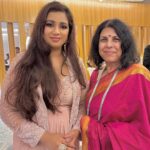Shreya Ghoshal Instagram - Remembering the memorable night at @infosys 40 years celebration.. spent time with a room full of inspiring people I look up to. #SudhaMurthy ma’am you bring light and love in all our lives with your personality, zest and energy ♥️♥️ Thank you for your encouraging words to me #NarayanaMurthy ji @divakarunichitra ji #SalilParekh ♥️🙏🏻 Outfit: @midushibajorialabel Jewellery: @azotiique Stylist: @stylebysaachivj Asst.: @styledbynikinagda