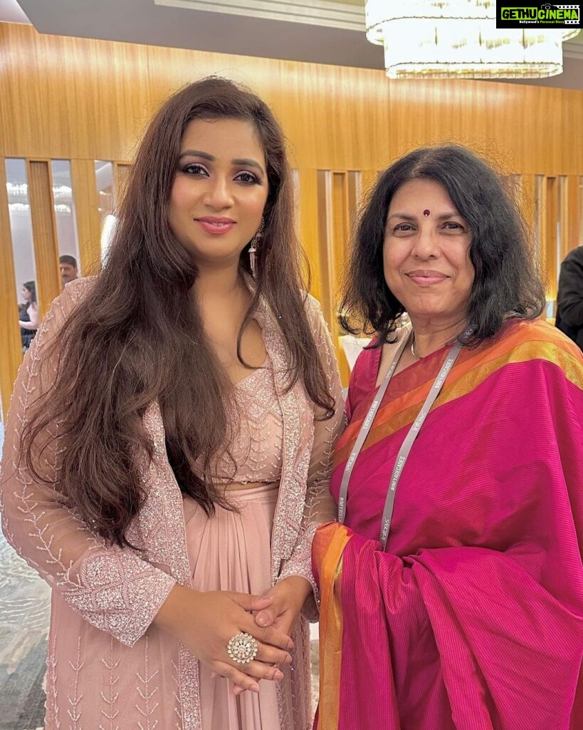 Shreya Ghoshal Instagram - Remembering the memorable night at @infosys 40 years celebration.. spent time with a room full of inspiring people I look up to. #SudhaMurthy ma’am you bring light and love in all our lives with your personality, zest and energy ♥️♥️ Thank you for your encouraging words to me #NarayanaMurthy ji @divakarunichitra ji #SalilParekh ♥️🙏🏻 Outfit: @midushibajorialabel Jewellery: @azotiique Stylist: @stylebysaachivj Asst.: @styledbynikinagda