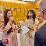 Shreya Ghoshal Instagram - Remembering the memorable night at @infosys 40 years celebration.. spent time with a room full of inspiring people I look up to. #SudhaMurthy ma’am you bring light and love in all our lives with your personality, zest and energy ♥️♥️ Thank you for your encouraging words to me #NarayanaMurthy ji @divakarunichitra ji #SalilParekh ♥️🙏🏻 Outfit: @midushibajorialabel Jewellery: @azotiique Stylist: @stylebysaachivj Asst.: @styledbynikinagda