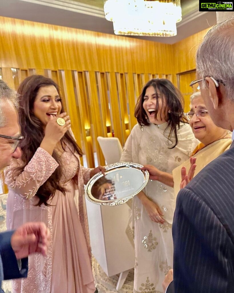 Shreya Ghoshal Instagram - Remembering the memorable night at @infosys 40 years celebration.. spent time with a room full of inspiring people I look up to. #SudhaMurthy ma’am you bring light and love in all our lives with your personality, zest and energy ♥️♥️ Thank you for your encouraging words to me #NarayanaMurthy ji @divakarunichitra ji #SalilParekh ♥️🙏🏻 Outfit: @midushibajorialabel Jewellery: @azotiique Stylist: @stylebysaachivj Asst.: @styledbynikinagda