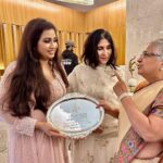 Shreya Ghoshal Instagram - Remembering the memorable night at @infosys 40 years celebration.. spent time with a room full of inspiring people I look up to. #SudhaMurthy ma’am you bring light and love in all our lives with your personality, zest and energy ♥️♥️ Thank you for your encouraging words to me #NarayanaMurthy ji @divakarunichitra ji #SalilParekh ♥️🙏🏻 Outfit: @midushibajorialabel Jewellery: @azotiique Stylist: @stylebysaachivj Asst.: @styledbynikinagda