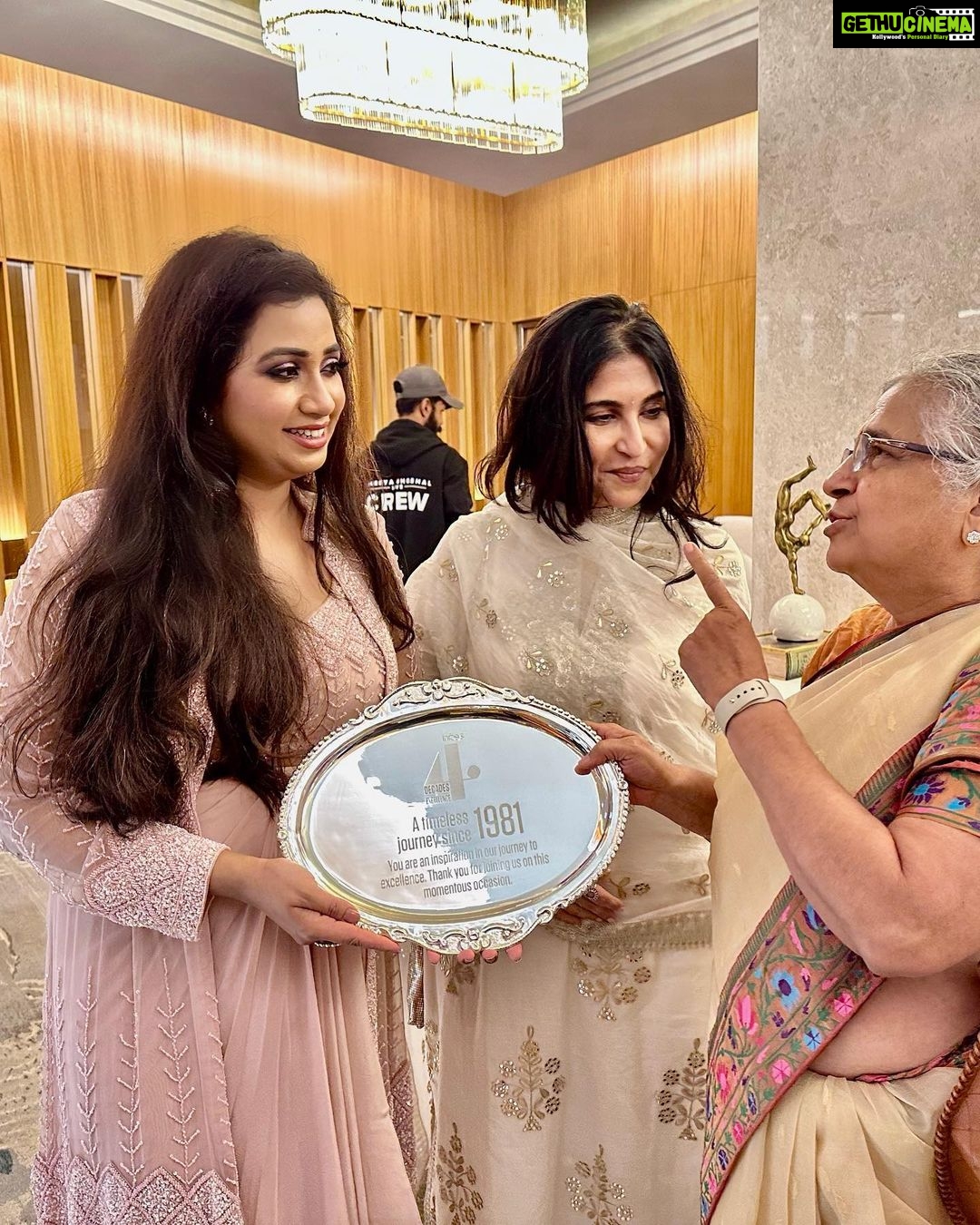 Shreya Ghoshal Instagram - Remembering the memorable night at @infosys 40 years celebration.. spent time with a room full of inspiring people I look up to. #SudhaMurthy ma’am you bring light and love in all our lives with your personality, zest and energy ♥️♥️ Thank you for your encouraging words to me #NarayanaMurthy ji @divakarunichitra ji #SalilParekh ♥️🙏🏻 Outfit: @midushibajorialabel Jewellery: @azotiique Stylist: @stylebysaachivj Asst.: @styledbynikinagda