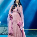 Shreya Ghoshal Instagram – Gulabi Gulabi Hue Jaa Rahe Hain💗

Outfit: @bhawnagoenkaofficial
Jewellery: @azotiique
Stylist: @stylebysaachivj
Asst: @styledbynikinagda @nehha_o