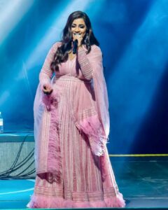Shreya Ghoshal Instagram - Gulabi Gulabi Hue Jaa Rahe Hain💗 Outfit: @bhawnagoenkaofficial Jewellery: @azotiique Stylist: @stylebysaachivj Asst: @styledbynikinagda @nehha_o