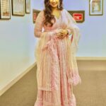 Shreya Ghoshal Instagram - Gulabi Gulabi Hue Jaa Rahe Hain💗 Outfit: @bhawnagoenkaofficial Jewellery: @azotiique Stylist: @stylebysaachivj Asst: @styledbynikinagda @nehha_o