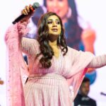Shreya Ghoshal Instagram - Gulabi Gulabi Hue Jaa Rahe Hain💗 Outfit: @bhawnagoenkaofficial Jewellery: @azotiique Stylist: @stylebysaachivj Asst: @styledbynikinagda @nehha_o