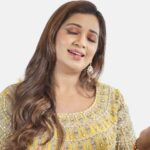 Shreya Ghoshal Instagram - Holi hai!!! #RangLeRangeele is out now! Thank you to my beautiful fans #SGians for sending in your videos playing Holi ♥️♥️ So happy to have a video featuring you all 🥰 Go check out the full video. Link in bio. Presented by Merchant Records and GoDaddy India Music Composed & Produced by: @deepakpandit_31 Lyrics: @manojmuntashir Song Programmed by: Hitesh Sonik Rhythm Programmed : Ramu Cheink Dhol: Heera Pandit Percussions: Deepak Borkar Hand Dhol: Prashant Sonagra Bass Drum: Raj Gadpande Ravan Hattha: Kishor Singh Recorder & Flute: Ashwin Srinivasan Strings: Bombay String Section Recorded and Mixed at: Seven Heaven Studios Pvt. Ltd., Mumbai Recording Engineer: K. Sethuraman, Sanket Tole, Harshul Khadse, Ezekiah Naniwadekar, Anushree Manjrekar Mixed and Mastered by K. Sethuraman Executive Producers: Radhika Mistry, Shivansh Jindal Directed by: Aakib Siddique Edit, Grade & FX by: Black Acid Production Managed by - Nirav Thakar, Radhika Mistry Album Creatives: Hariprem Films Digital Strategy - Shivansh Jindal, Dhiren Garg Subscribe to the Salim Sulaiman YouTube channel for more music and updates 🔔 @shreyaghoshal @deepakpandit_31 @manojmuntashir @merchant_records @salimmerchant @sulaiman.merchant @salimsulaimanmusic @rajpandit17 @godaddy @godaddyindia @nikhilarora.official @radhika188 @shivansh.j @haripremfilms @blackacidproduction @niravthakar @itsdhiraining @jaymehtagram @shivangijoshi @swapnali_pundlik @rashi.jaiswal12 @global.music.junction @warnermusicindia @akshay5150 @lilyahluwalia #RangLeRangeele #ShreyaGhoshal #DeepakPandit #Holi #Holi2023 #SalimSulaiman #MerchantRecords