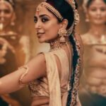 Shreya Ghoshal Instagram - Veera Raja Veera in Hindi in @shreyaghoshal's gorgeous voice, has us excited to experience part 2 of this epic tale 😍 #PonniyinSelvan2 PS-2 album is available for streaming ad-free on Amazon Music. Included with your Amazon Prime membership 🎧