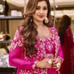Shreya Ghoshal Instagram - Tu bhi ankhiyon se kabhi meri ankhiyon ki sun Outfit: @ushabagri_label Jewellery: @azotiique Stylist: @stylebysaachivj Team: @stylebynikinagda @sanzimehta777