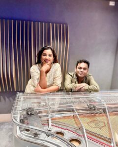 Shreya Ghoshal Instagram - With the maestro! @arrahman 🙏🏻♥️