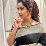 Shreya Ghoshal Instagram - What a spectacular night it was. #NMACC launch #thegreatindianmusical Outfit: @sacredweaves Jewellery: @kushalsfashionjewellery Stylist: @stylebysaachivj Team: @styledbynikinagda @stylebyniti @sanzimehta777 Hair: @maggie_hairstylists1989