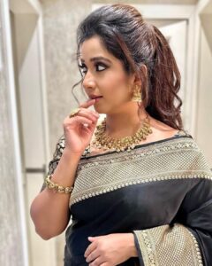 Shreya Ghoshal Instagram - What a spectacular night it was.
#NMACC launch #thegreatindianmusical 

Outfit: @sacredweaves
Jewellery: @kushalsfashionjewellery
Stylist: @stylebysaachivj
Team: @styledbynikinagda @stylebyniti @sanzimehta777
Hair: @maggie_hairstylists1989