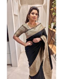 Shreya Ghoshal Instagram - What a spectacular night it was.
#NMACC launch #thegreatindianmusical 

Outfit: @sacredweaves
Jewellery: @kushalsfashionjewellery
Stylist: @stylebysaachivj
Team: @styledbynikinagda @stylebyniti @sanzimehta777
Hair: @maggie_hairstylists1989