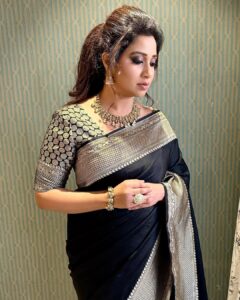 Shreya Ghoshal Instagram - What a spectacular night it was.
#NMACC launch #thegreatindianmusical 

Outfit: @sacredweaves
Jewellery: @kushalsfashionjewellery
Stylist: @stylebysaachivj
Team: @styledbynikinagda @stylebyniti @sanzimehta777
Hair: @maggie_hairstylists1989