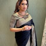 Shreya Ghoshal Instagram - What a spectacular night it was. #NMACC launch #thegreatindianmusical Outfit: @sacredweaves Jewellery: @kushalsfashionjewellery Stylist: @stylebysaachivj Team: @styledbynikinagda @stylebyniti @sanzimehta777 Hair: @maggie_hairstylists1989