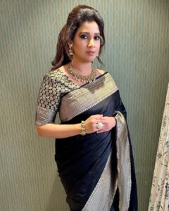 Shreya Ghoshal Instagram - What a spectacular night it was.
#NMACC launch #thegreatindianmusical 

Outfit: @sacredweaves
Jewellery: @kushalsfashionjewellery
Stylist: @stylebysaachivj
Team: @styledbynikinagda @stylebyniti @sanzimehta777
Hair: @maggie_hairstylists1989