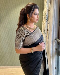 Shreya Ghoshal Instagram - What a spectacular night it was.
#NMACC launch #thegreatindianmusical 

Outfit: @sacredweaves
Jewellery: @kushalsfashionjewellery
Stylist: @stylebysaachivj
Team: @styledbynikinagda @stylebyniti @sanzimehta777
Hair: @maggie_hairstylists1989