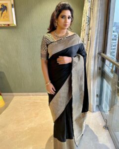 Shreya Ghoshal Instagram - What a spectacular night it was. #NMACC launch #thegreatindianmusical Outfit: @sacredweaves Jewellery: @kushalsfashionjewellery Stylist: @stylebysaachivj Team: @styledbynikinagda @stylebyniti @sanzimehta777 Hair: @maggie_hairstylists1989