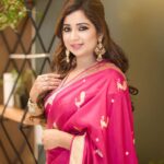Shreya Ghoshal Instagram - Mi Kashi Diste? 😋 Outfit: @raw_mango Jewellery: @popley.eternal Stylist: @stylebysaachivj Team: @styledbynikinagda @sanzimehta777 @stylebyniti Hair: @maggie_hairstylists1989 Photographer: @propixer