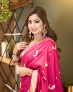 Shreya Ghoshal Instagram - Mi Kashi Diste? 😋

Outfit: @raw_mango
Jewellery: @popley.eternal
Stylist: @stylebysaachivj
Team: @styledbynikinagda @sanzimehta777 @stylebyniti
Hair: @maggie_hairstylists1989 
Photographer: @propixer