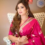 Shreya Ghoshal Instagram - Mi Kashi Diste? 😋 Outfit: @raw_mango Jewellery: @popley.eternal Stylist: @stylebysaachivj Team: @styledbynikinagda @sanzimehta777 @stylebyniti Hair: @maggie_hairstylists1989 Photographer: @propixer