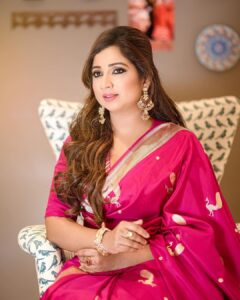 Shreya Ghoshal Instagram - Mi Kashi Diste? 😋

Outfit: @raw_mango
Jewellery: @popley.eternal
Stylist: @stylebysaachivj
Team: @styledbynikinagda @sanzimehta777 @stylebyniti
Hair: @maggie_hairstylists1989 
Photographer: @propixer