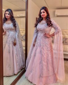 Shreya Ghoshal Instagram - Mumbai moments.

Outfit: @shlokdesign
Jewellery: @azotiique
Stylist: @stylebysaachivj
Team: @sanzimehta777 @styledbynikinagda @stylebyniti
Hair @maggie_hairstylists1989