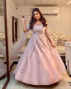 Shreya Ghoshal Instagram - Mumbai moments.

Outfit: @shlokdesign
Jewellery: @azotiique
Stylist: @stylebysaachivj
Team: @sanzimehta777 @styledbynikinagda @stylebyniti
Hair @maggie_hairstylists1989