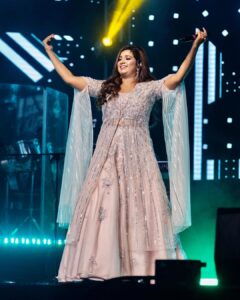 Shreya Ghoshal Instagram - Mumbai moments.

Outfit: @shlokdesign
Jewellery: @azotiique
Stylist: @stylebysaachivj
Team: @sanzimehta777 @styledbynikinagda @stylebyniti
Hair @maggie_hairstylists1989