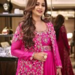 Shreya Ghoshal Instagram - Tu bhi ankhiyon se kabhi meri ankhiyon ki sun Outfit: @ushabagri_label Jewellery: @azotiique Stylist: @stylebysaachivj Team: @stylebynikinagda @sanzimehta777
