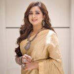 Shreya Ghoshal Instagram – Yeh deewani mastani ho gayi 🌟🌟
Swipe to see @sherlockthefetcher posing to give me the proper royal vibes 👸🏻🦮 Best bud♥️

Outfit: @raw_mango
Jewellery: @sangeetaboochra x @minerali_store
Stylist: @stylebysaachivj
Asst.: @styledbynikinagda
Hair: @ishansupriyamilind 
Photographer @propixer