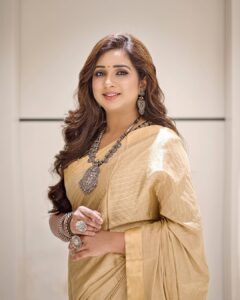 Shreya Ghoshal Instagram - Yeh deewani mastani ho gayi 🌟🌟 Swipe to see @sherlockthefetcher posing to give me the proper royal vibes 👸🏻🦮 Best bud♥️ Outfit: @raw_mango Jewellery: @sangeetaboochra x @minerali_store Stylist: @stylebysaachivj Asst.: @styledbynikinagda Hair: @ishansupriyamilind Photographer @propixer