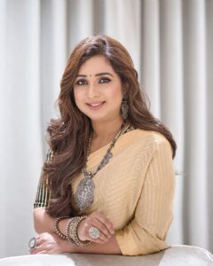 Shreya Ghoshal Instagram - Yeh deewani mastani ho gayi 🌟🌟
Swipe to see @sherlockthefetcher posing to give me the proper royal vibes 👸🏻🦮 Best bud♥️

Outfit: @raw_mango
Jewellery: @sangeetaboochra x @minerali_store
Stylist: @stylebysaachivj
Asst.: @styledbynikinagda
Hair: @ishansupriyamilind 
Photographer @propixer