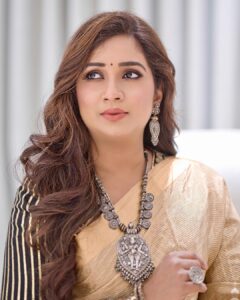 Shreya Ghoshal Instagram - Yeh deewani mastani ho gayi 🌟🌟
Swipe to see @sherlockthefetcher posing to give me the proper royal vibes 👸🏻🦮 Best bud♥️

Outfit: @raw_mango
Jewellery: @sangeetaboochra x @minerali_store
Stylist: @stylebysaachivj
Asst.: @styledbynikinagda
Hair: @ishansupriyamilind 
Photographer @propixer