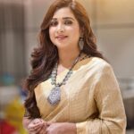 Shreya Ghoshal Instagram - Yeh deewani mastani ho gayi 🌟🌟 Swipe to see @sherlockthefetcher posing to give me the proper royal vibes 👸🏻🦮 Best bud♥️ Outfit: @raw_mango Jewellery: @sangeetaboochra x @minerali_store Stylist: @stylebysaachivj Asst.: @styledbynikinagda Hair: @ishansupriyamilind Photographer @propixer