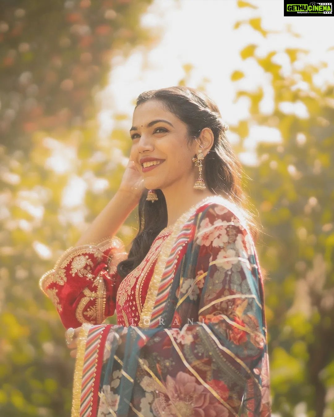 Shriya Pilgaonkar Instagram - Indian Actor & youth icon Ms.Shriya Pilgonkar | @shriya.pilgaonkar in our Gulabi Saroj kurta in makhmal paired with a neelam chintz shalwar. The garment is embellished in fine doria embroidery with gota and hand sown sequins. It comes in layers with a tullé dupatta in the chintz print and lehariya gota and kiran on the dupatta. The garment is an extension of our range ~ ‘chandni Raatien’ to be discovered on our website www.torani.in & our flagship store at Khan Market, Delhi. Wearing @toraniofficial Styled by @karantorani @asmipradeep Photo & film courtesy @joeydoesntshootauto Hair @ranthlei_maria @bkcad Make up @chinir_just_chinir Jewelry @sheetalzaveribyvithaldas #ToraniIndia #ShriyaPilgaonkar #toranitribe
